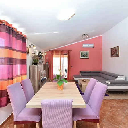 Nyaraló House 1962 Galižana