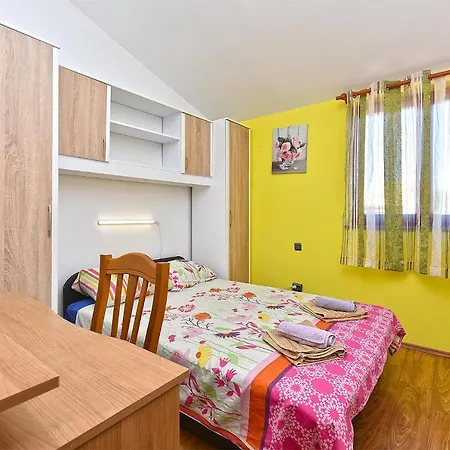 Semesterbostad House 1962 Galižana